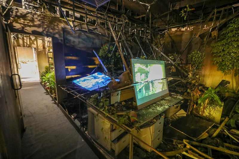 প্রথম আলোর ভস্মীভূত ভবনে শিল্পী মাহবুবুর রহমানের শিল্পায়োজন ‘আলো’