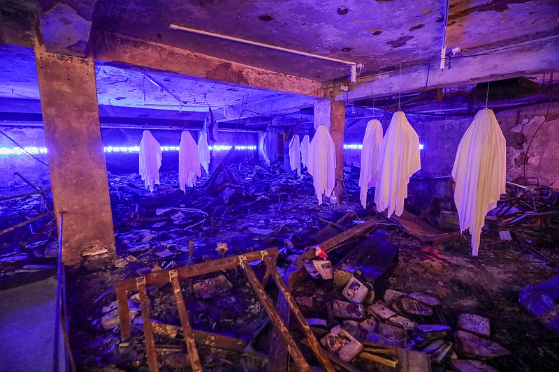 প্রথম আলোর ভস্মীভূত ভবনে শিল্পী মাহবুবুর রহমানের শিল্পায়োজন ‘আলো’