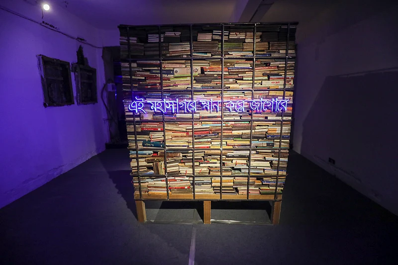 প্রথম আলোর ভস্মীভূত ভবনে শিল্পী মাহবুবুর রহমানের শিল্পায়োজন ‘আলো’