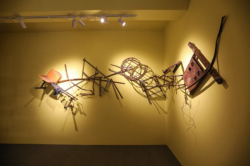 প্রথম আলোর ভস্মীভূত ভবনে শিল্পী মাহবুবুর রহমানের শিল্পায়োজন ‘আলো’