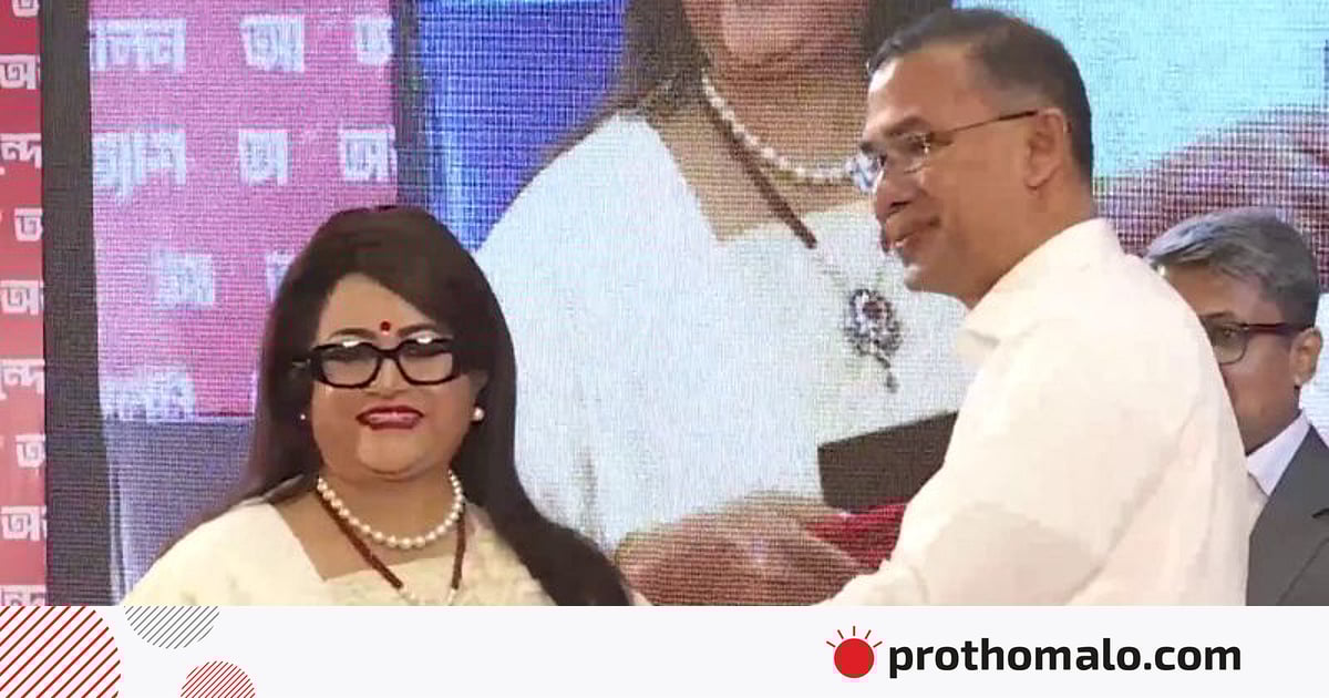 ববিতার হাতে একুশে পদক তুলে দিলেন প্রধানমন্ত্রী তারেক রহমান ববিতার হাতে একুশে পদক তুলে দিলেন প্রধানমন্ত্রী তারেক রহমান