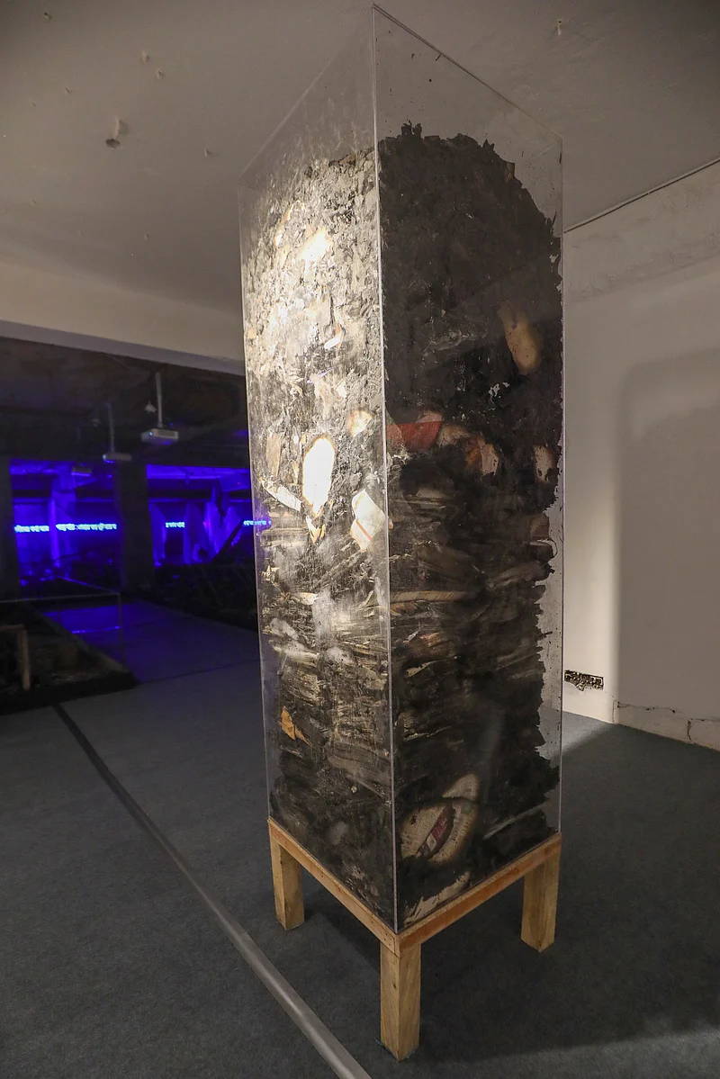 প্রথম আলোর ভস্মীভূত ভবনে শিল্পী মাহবুবুর রহমানের শিল্পায়োজন ‘আলো’