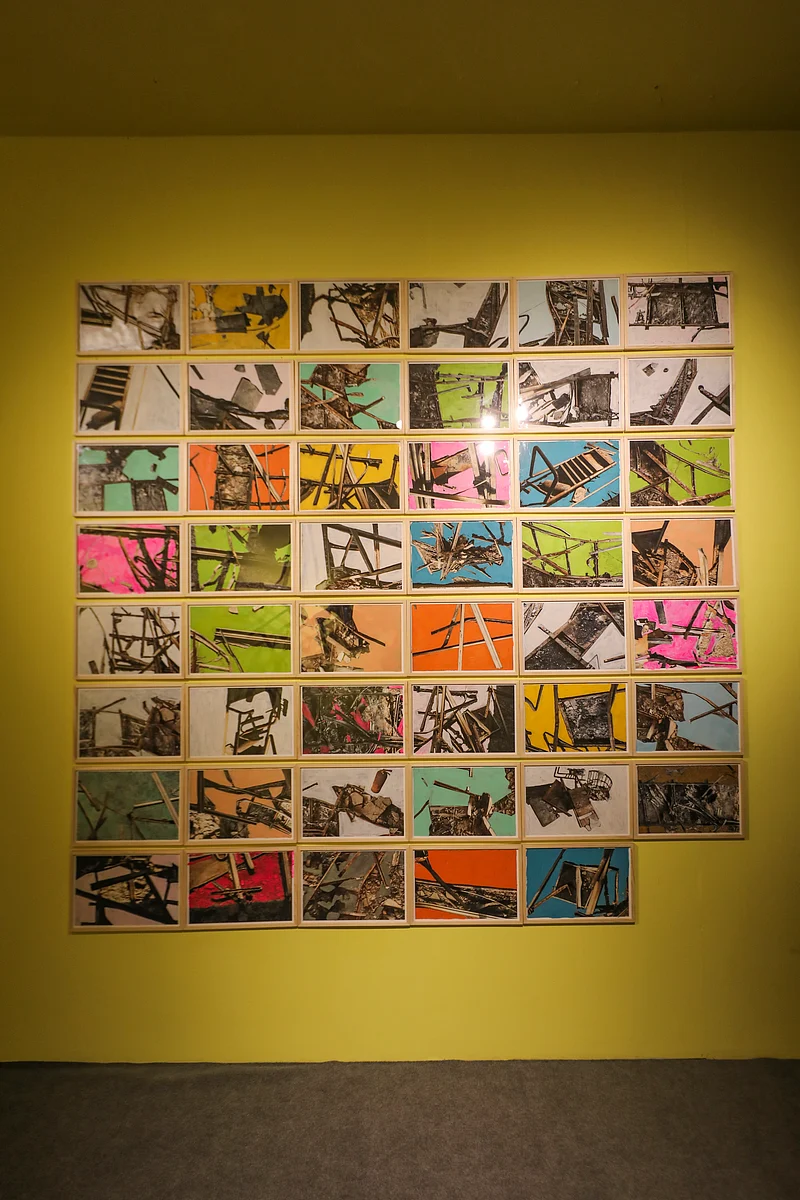 প্রথম আলোর ভস্মীভূত ভবনে শিল্পী মাহবুবুর রহমানের শিল্পায়োজন ‘আলো’