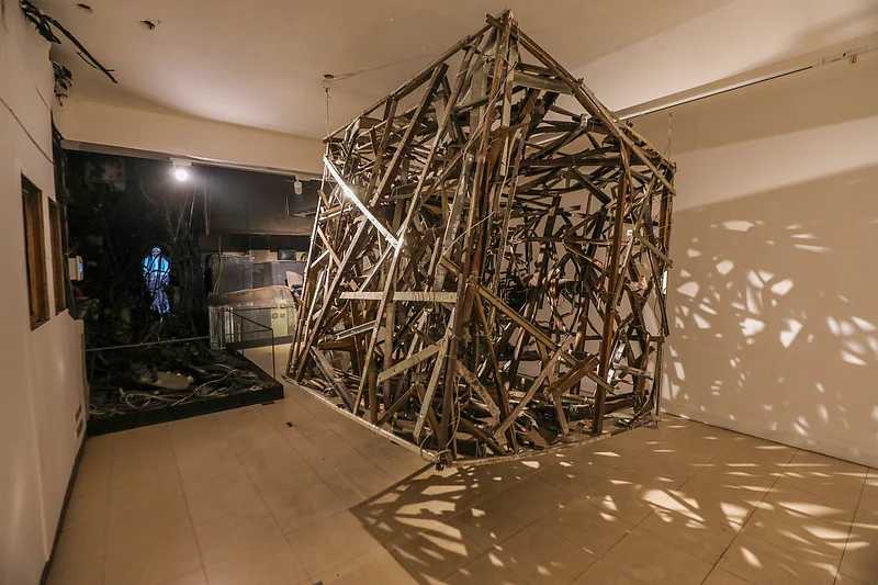 প্রথম আলোর ভস্মীভূত ভবনে শিল্পী মাহবুবুর রহমানের শিল্পায়োজন ‘আলো’