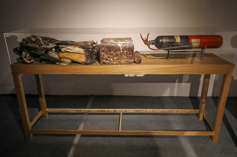 প্রথম আলোর ভস্মীভূত ভবনে শিল্পী মাহবুবুর রহমানের শিল্পায়োজন ‘আলো’