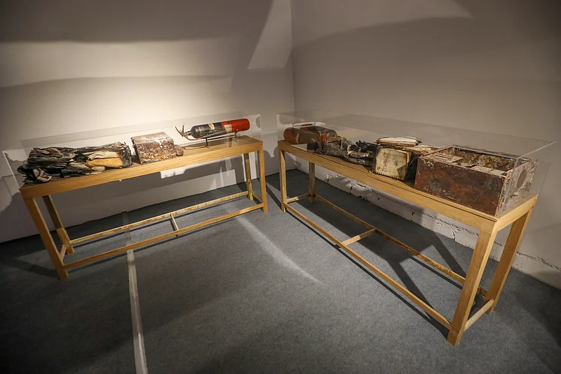 প্রথম আলোর ভস্মীভূত ভবনে শিল্পী মাহবুবুর রহমানের শিল্পায়োজন ‘আলো’