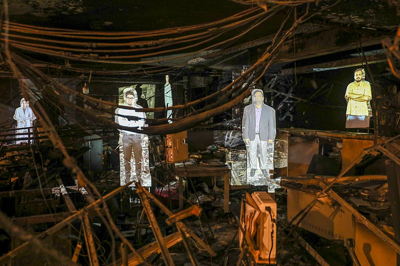 প্রথম আলোর ভস্মীভূত ভবনে শিল্পী মাহবুবুর রহমানের শিল্পায়োজন ‘আলো’