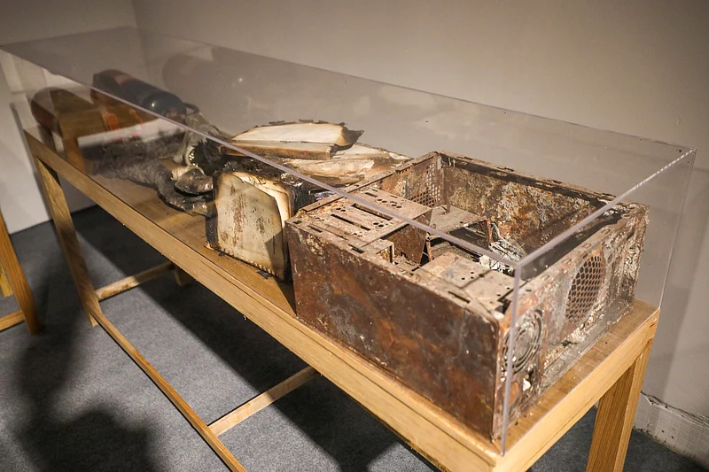 প্রথম আলোর ভস্মীভূত ভবনে শিল্পী মাহবুবুর রহমানের শিল্পায়োজন ‘আলো’