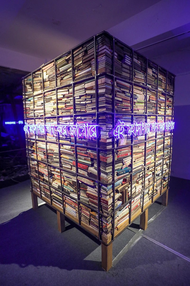 প্রথম আলোর ভস্মীভূত ভবনে শিল্পী মাহবুবুর রহমানের শিল্পায়োজন ‘আলো’