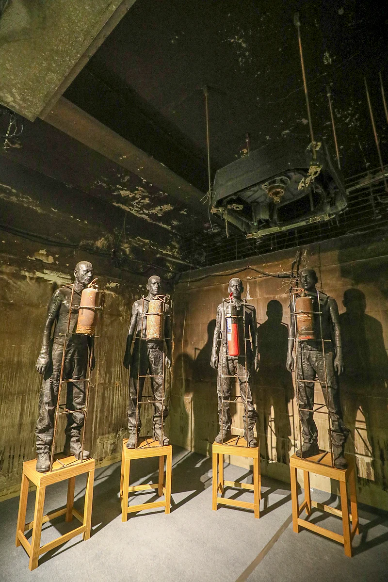 প্রথম আলোর ভস্মীভূত ভবনে শিল্পী মাহবুবুর রহমানের শিল্পায়োজন ‘আলো’