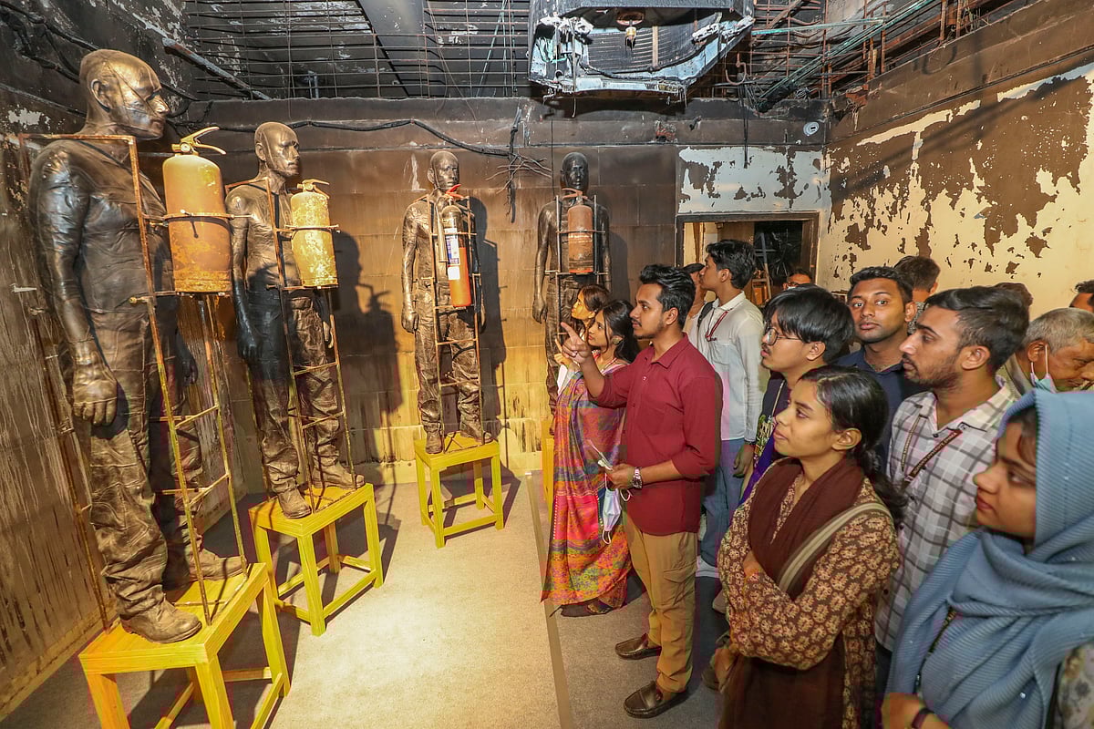 প্রথম আলোর পুড়ে যাওয়া ভবনে শিল্পকর্ম প্রদর্শনী দেখছেন জগন্নাথ বিশ্ববিদ্যালয়ের শিক্ষার্থীরা। 