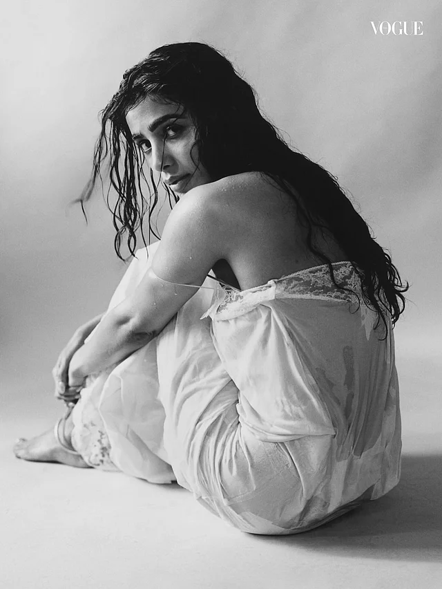 সাদাকালো ছবিতে ওয়েট লুকে আবেদন কাড়ছেন সুন্দরী