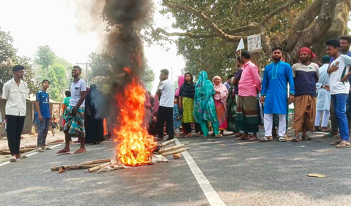 জামালপুরে মহাসড়কে গতিরোধক স্থাপনের দাবিতে অবরোধ