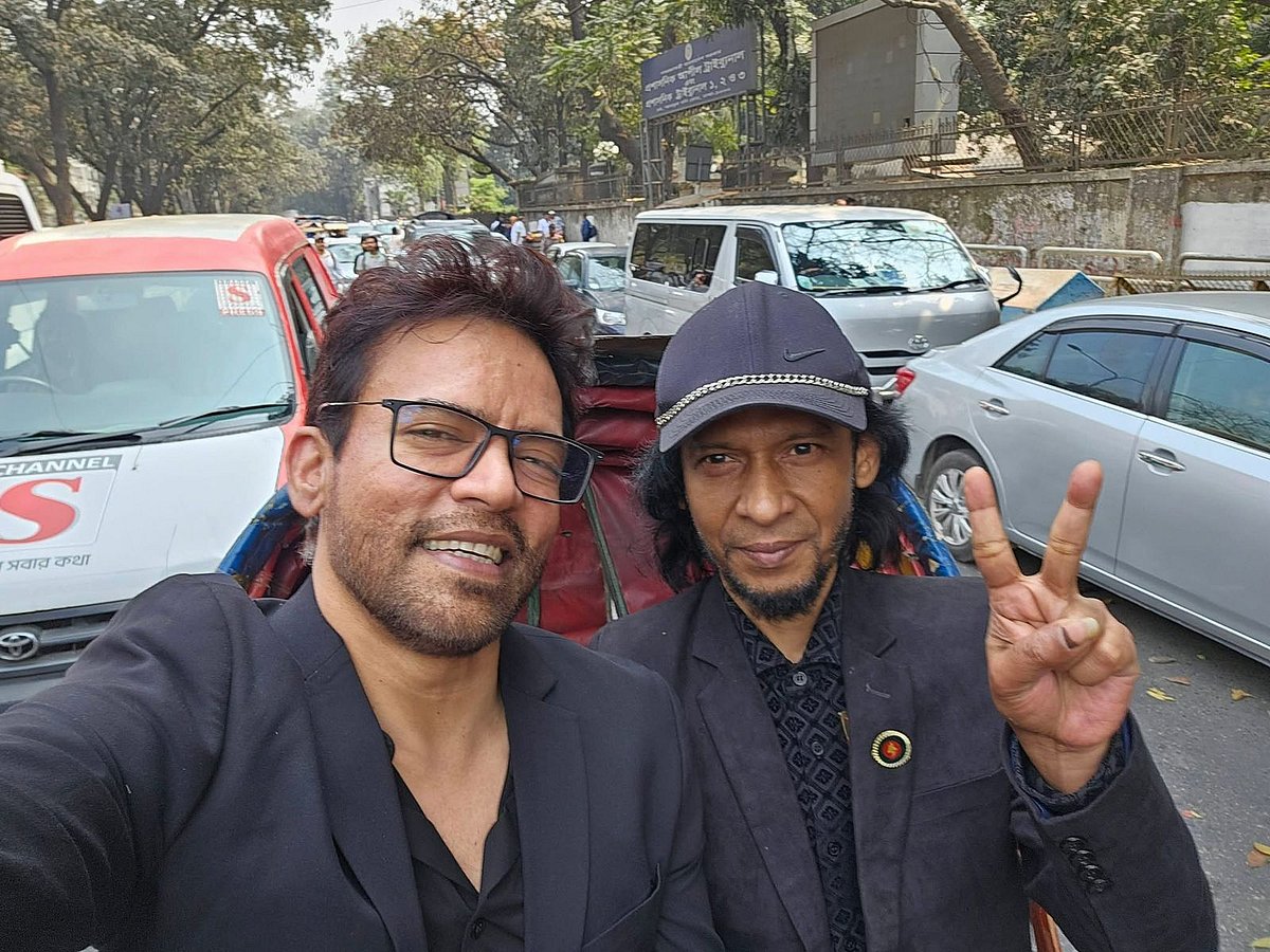 একুশে পদক নিয়ে রিকশায় ফিরল ওয়ারফেজ