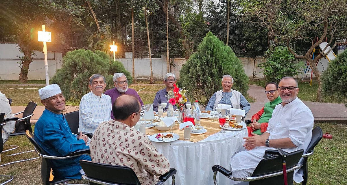 অধ্যাপক ইউনূসসহ সাবেক উপদেষ্টারা ছিলেন ফাওজুল কবিরের বাসার ইফতারে