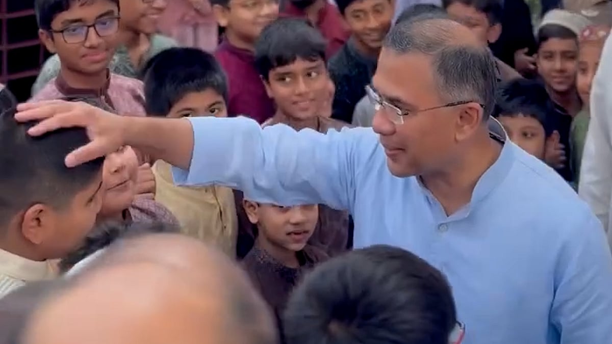 জুমার নামাজ শেষে শিশুদের সঙ্গে প্রধানমন্ত্রী তারেক রহমানের কুশল বিনিময়