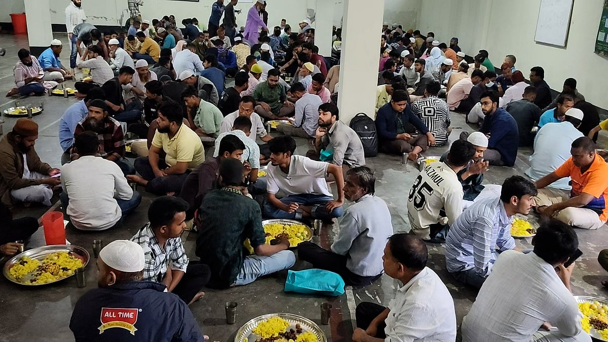বগুড়ায় সম্প্রীতির ইফতার, একসঙ্গে বসেন সাত শতাধিক মুসল্লি