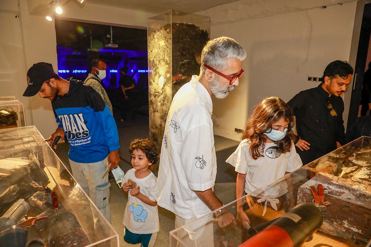 প্রথম আলোর পুড়ে যাওয়া ভবনে শিল্পকর্ম প্রদর্শনী দেখছেন চিত্রশিল্পী বিশ্বজিৎ গোস্বামী।
