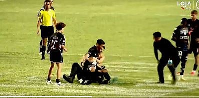 ভক্তের ভালোবাসার চোটে মাটিতে পড়ে গেলেন মেসি