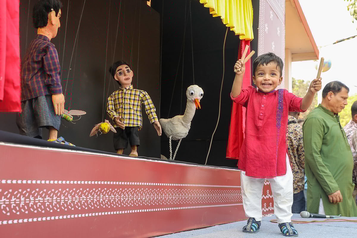 পাপেট শো দেখে উচ্ছ্বসিত শিশু। 