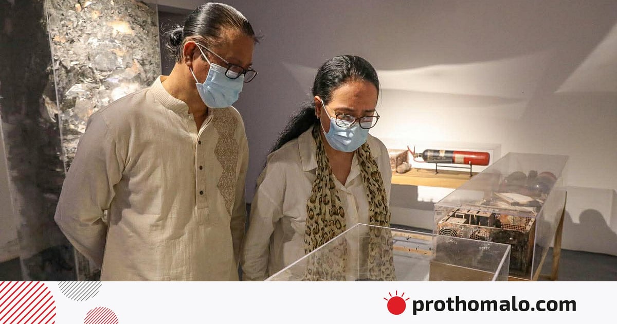 মানুষগুলো ধ্বংসস্তূপের মধ্যে দাঁড়িয়ে কথা বলছেন… মানুষগুলো ধ্বংসস্তূপের মধ্যে দাঁড়িয়ে কথা বলছেন…