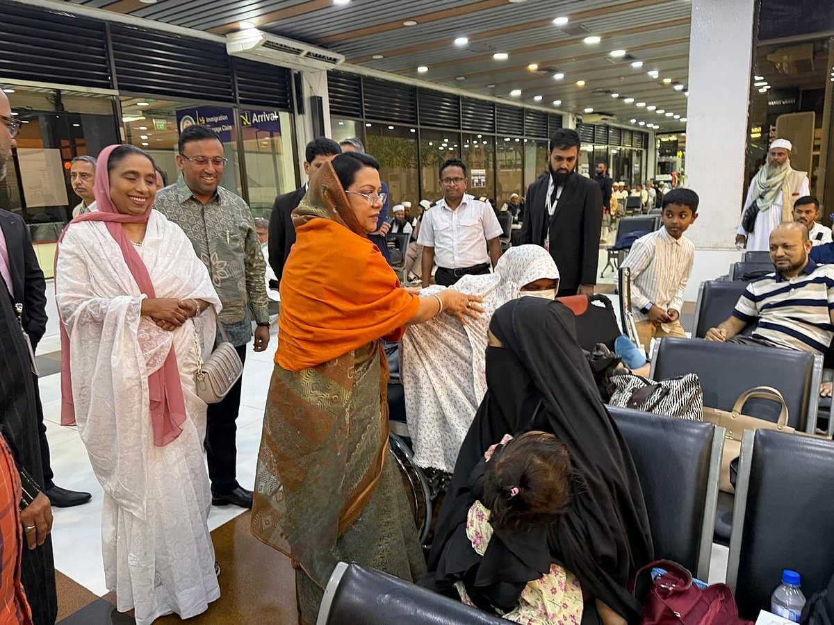 আটকে পড়া যাত্রীদের খোঁজ নিতে শাহজালাল বিমানবন্দরে মন্ত্রী