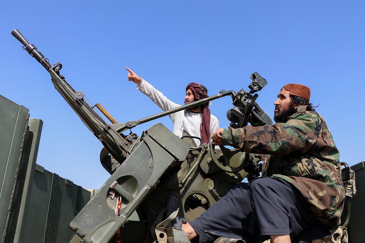 আফগানিস্তানের খোস্ত প্রদেশের গুরবুজ জেলায় ডুরান্ড লাইনের কাছে পাকিস্তানি বিমান হামলার আশঙ্কায় বিমানবিধ্বংসী অস্ত্র হাতে সতর্ক তালিবান সদস্যরা। 
