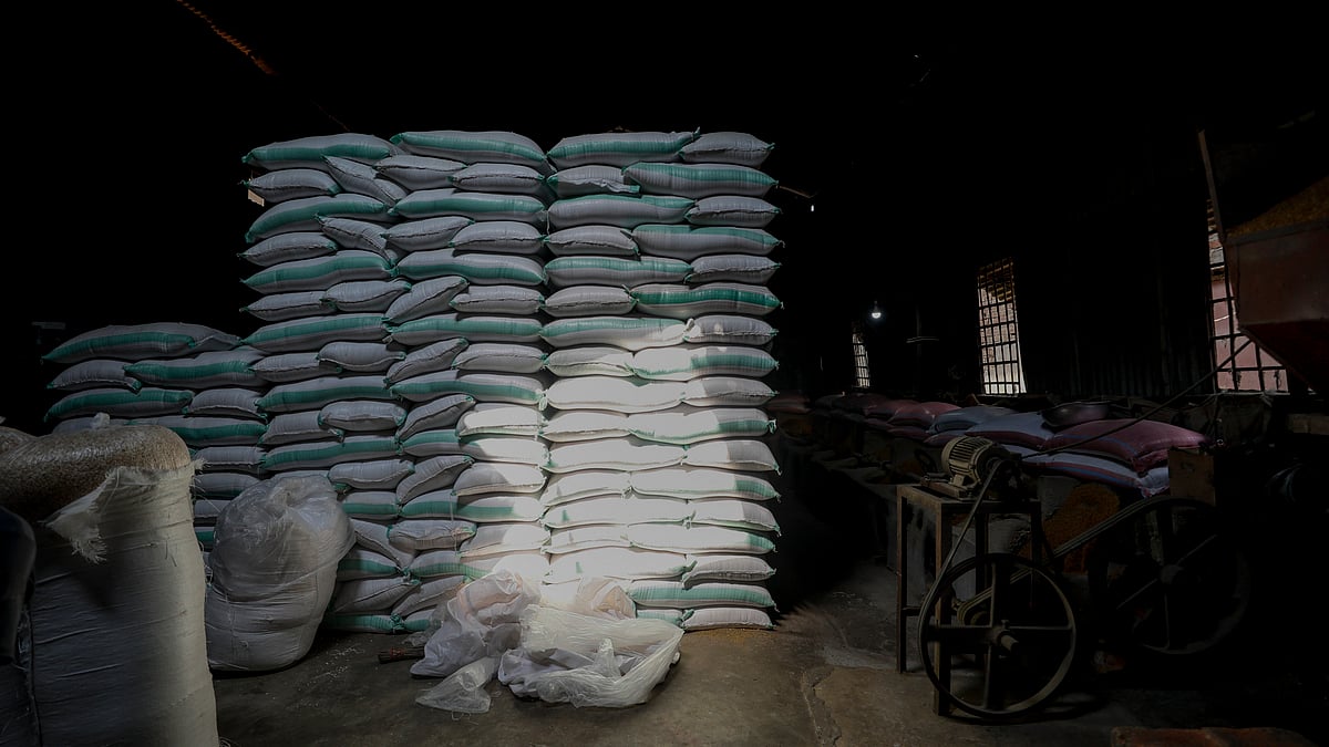 চালের বস্তার সারি। এই চাল থেকেই বানানো হয় মুড়ি
 