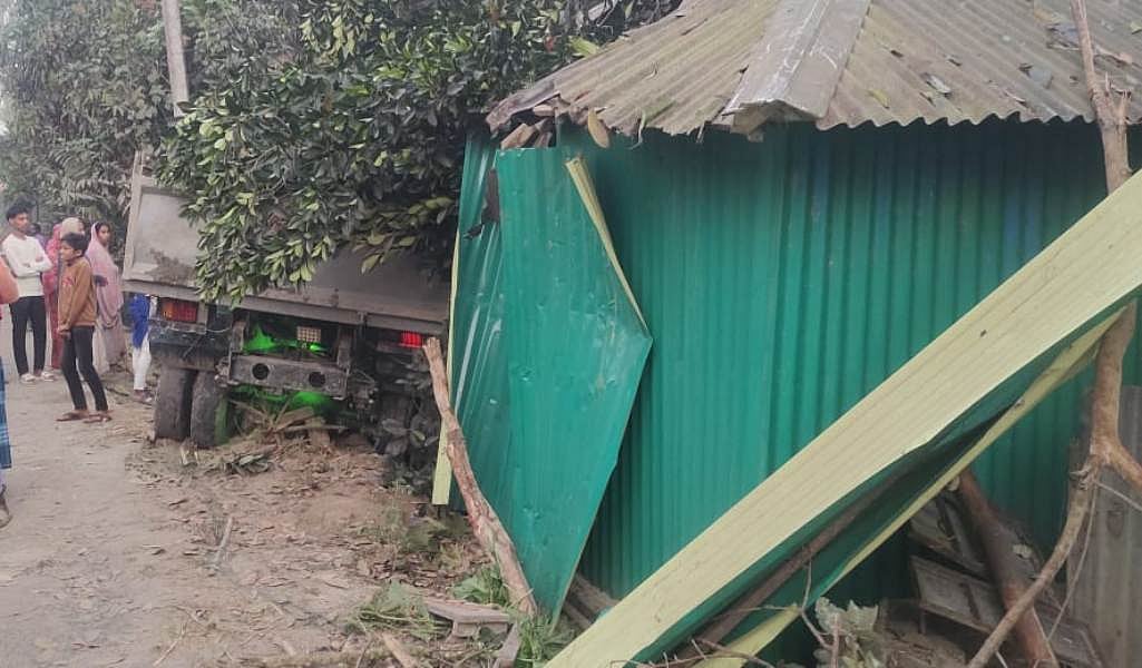 ঘরে ঢুকে গেল মাটিবোঝাই ট্রাক, চাপা পড়ে ঘুমন্ত ব্যক্তি নিহত