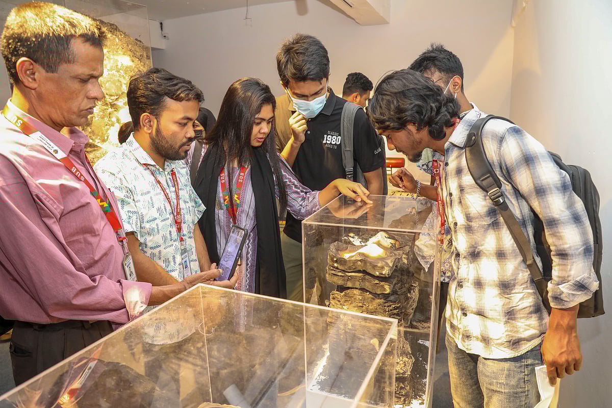  প্রদর্শনীতে রাখা পুড়ে যাওয়া নথি ঘুরে দেখছেন শিক্ষার্থীরা।
