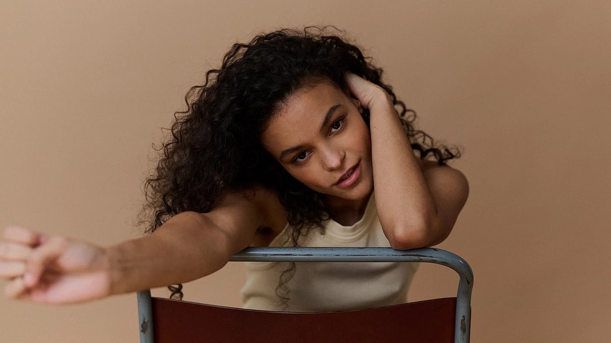 ১২ হাজার থেকে হঠাৎ শীর্ষে, কে এই ২১ বছরের তরুণী