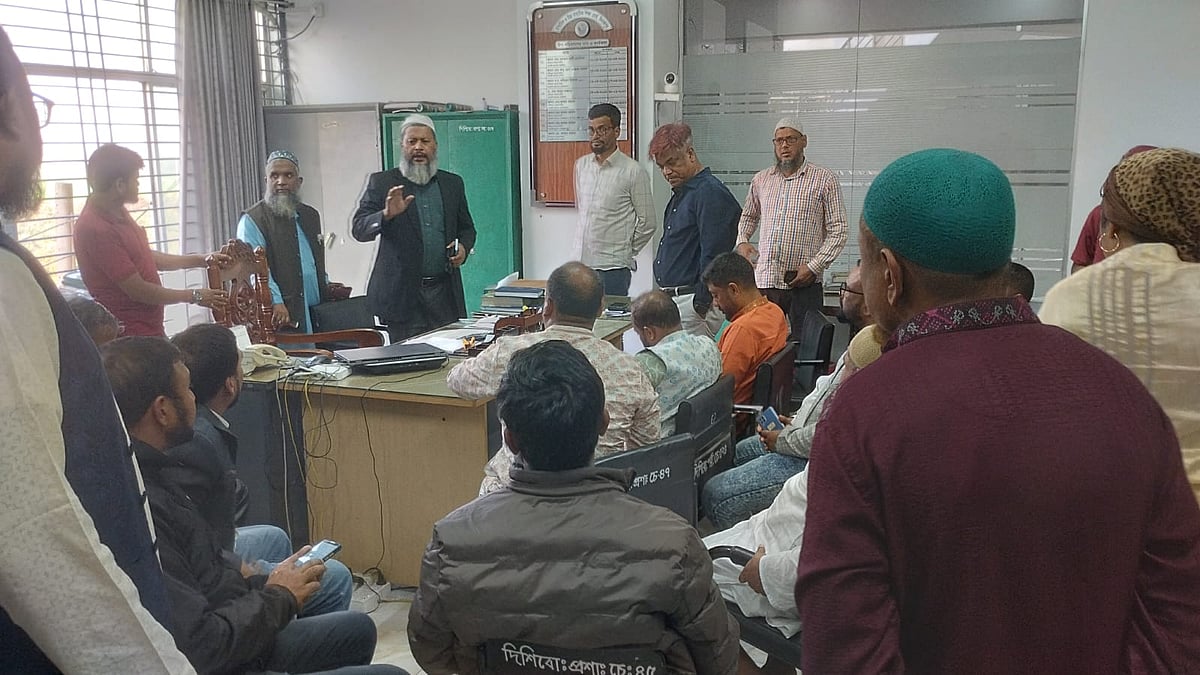 কর্মচারীদের পদোন্নতির দাবিতে দিনাজপুর শিক্ষা বোর্ডের চেয়ারম্যান অবরুদ্ধ