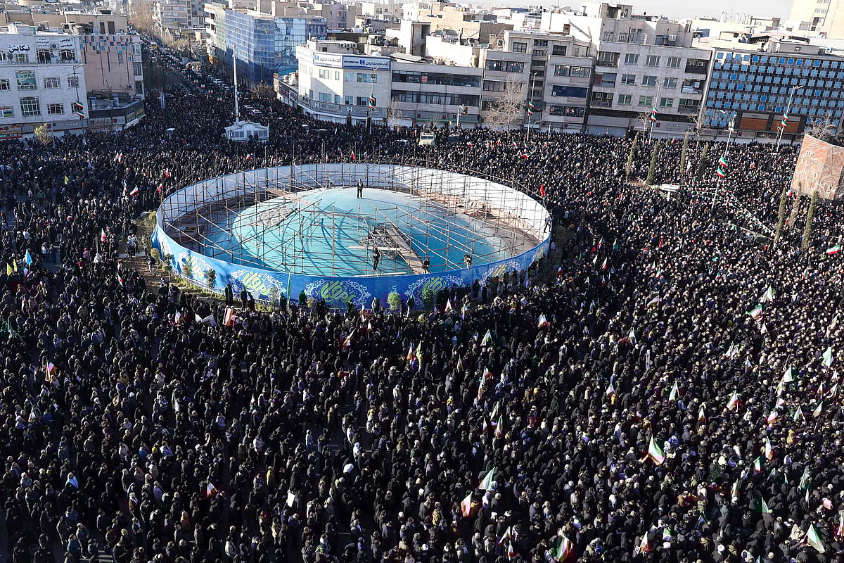 ইরান কি মাথা নোয়াবে? by হামিদ দাবাশি