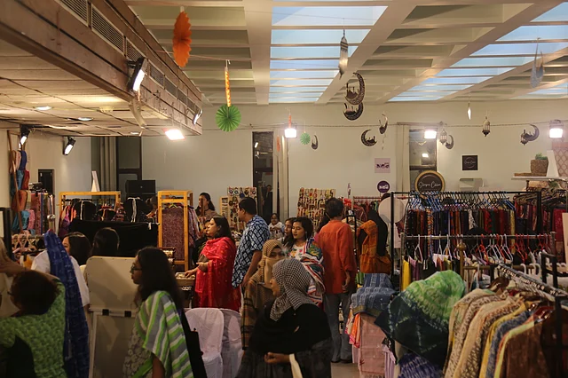 দিনভর চলছে কেনাকাটা