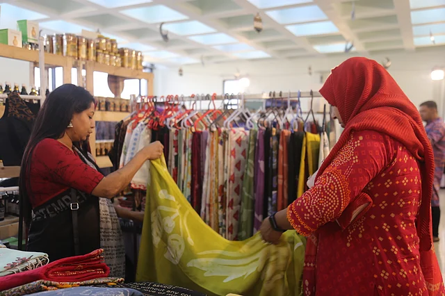 সব ধরনের পোশাক মিলবে ঈদ ফিয়েস্তায়