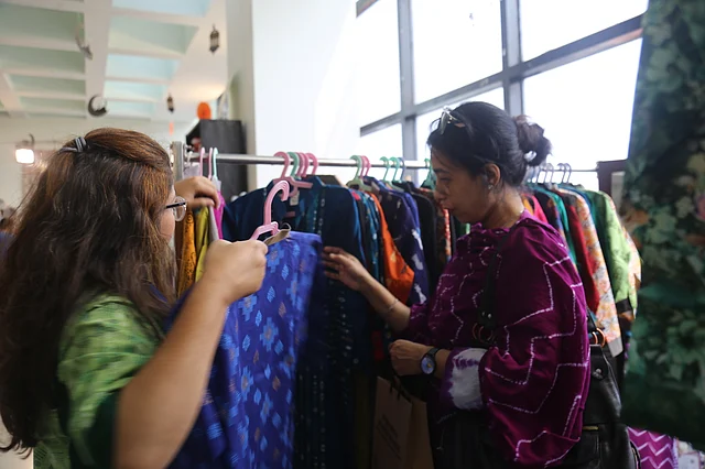 অনলাইন উদ্যোগগুলোর পণ্য হাতে ধরে, দেখে কেনার সুযোগ আছে এখানে