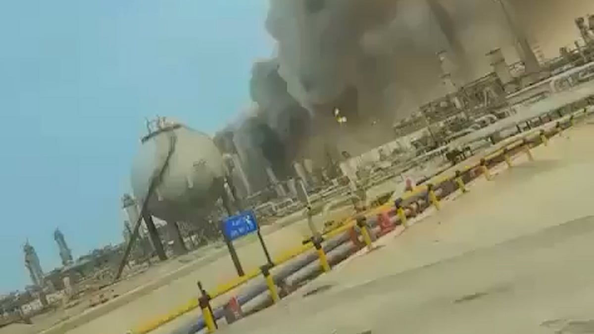 সৌদির রাষ্ট্রায়ত্ত তেল শোধনাগারে ইরানের আঘাত