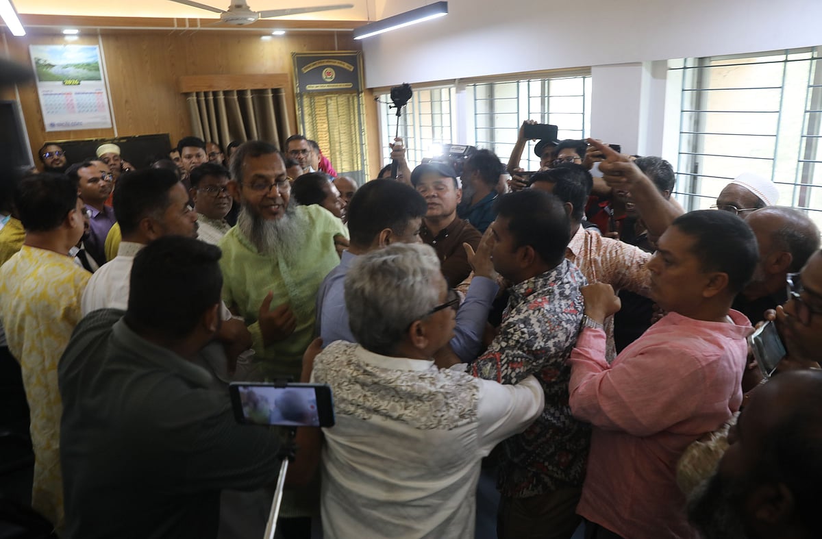 মনোনয়নপত্র দাখিলের সময় সামনে দাঁড়ানো নিয়ে বিএনপি নেতাদের হাতাহাতি