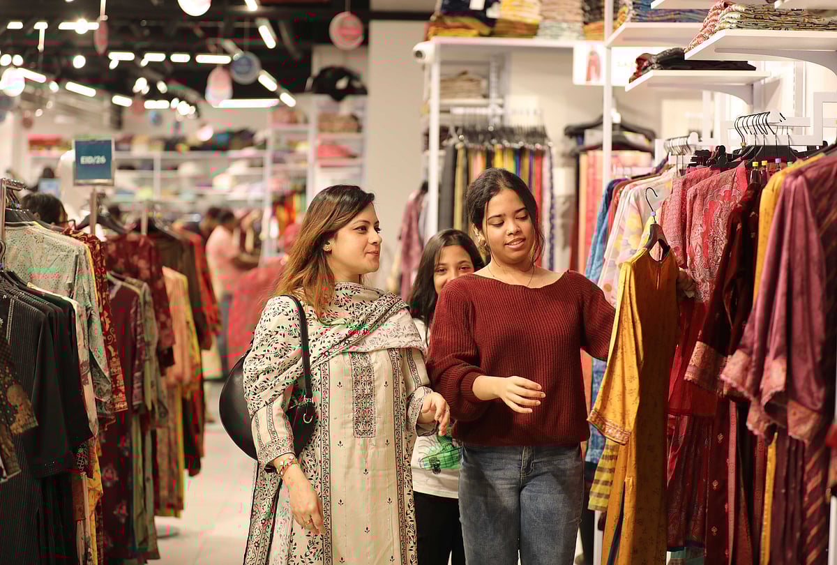 চট্টগ্রামে ঈদ ঘিরে বিপণিবিতানে ভিড়