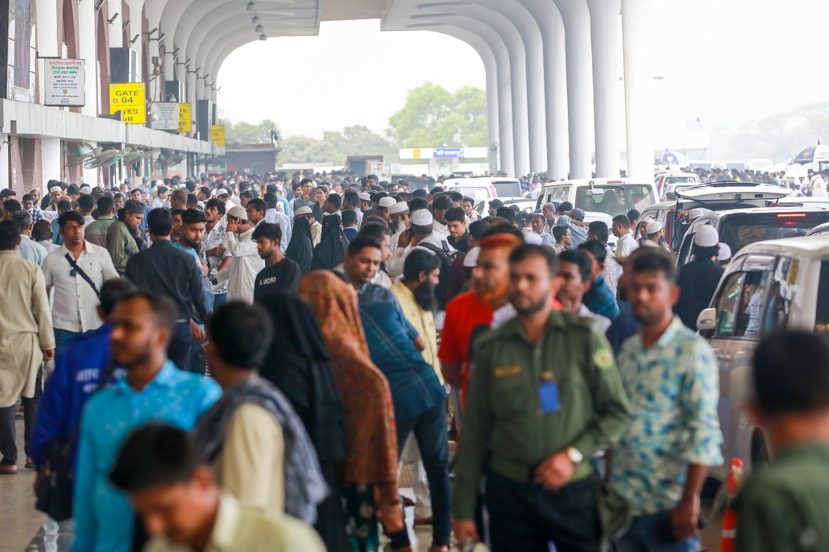 মধ্যপ্রাচ্যে যুদ্ধ পরিস্থিতির কারণে হঠাৎ ফ্লাইট বাতিল হওয়ায় ঢাকার হজরত শাহজালাল আন্তর্জাতিক বিমানবন্দরে অনিশ্চয়তায় পড়েছেন এসব গন্তব্যের যাত্রীরা। 