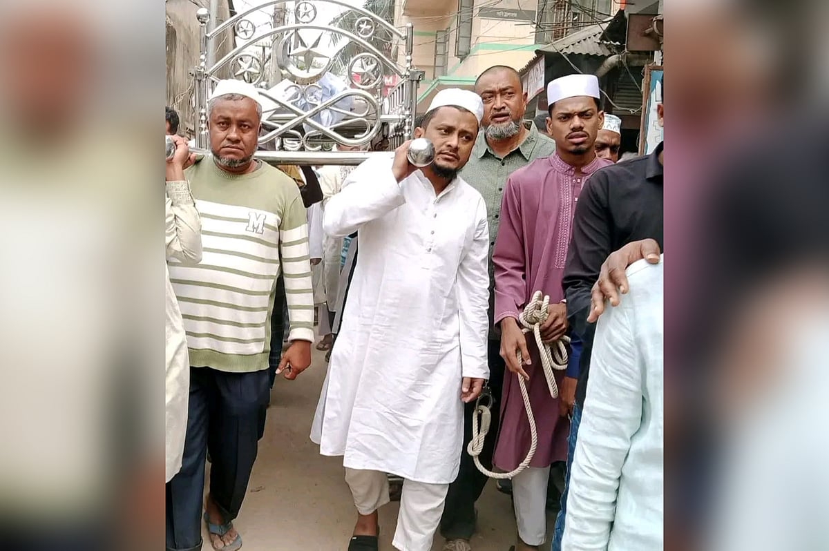 হাতকড়া পরে বাবার জানাজায় যুবলীগ নেতা, বললেন—‘আমি হতভাগ্য ছেলে’