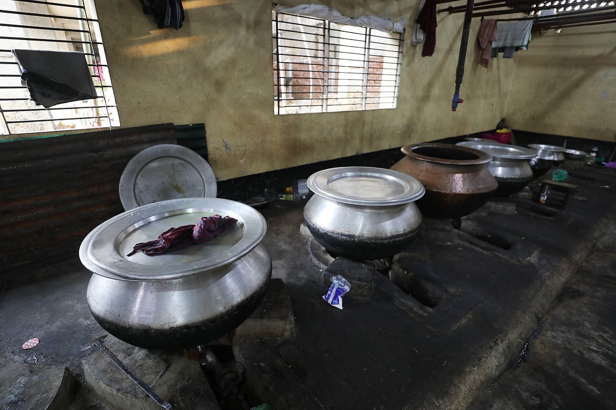 বড় হাঁড়িতে রান্না করা হচ্ছে ইফতারির বিভিন্ন পদ 