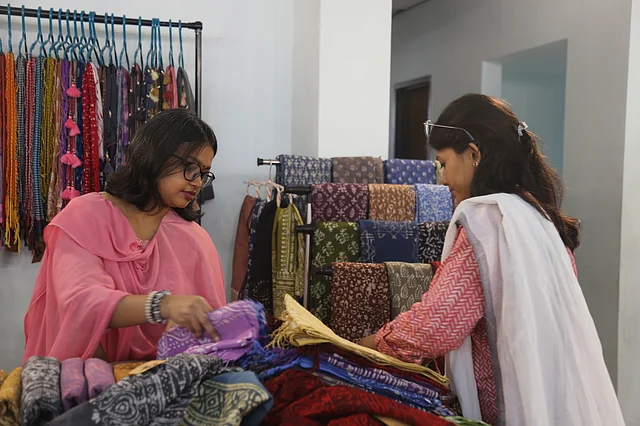 ডাইয়ের কাপড়ের প্রতি আগ্রহী সবাই