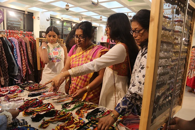 ব্যতিক্রমী গয়না টা্নছে সব বয়সী ক্রেতাদের