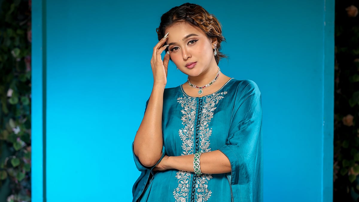 ঈদের চলতি ধারার পোশাকে অভিনেত্রী চমক, দেখুন ছবিতে