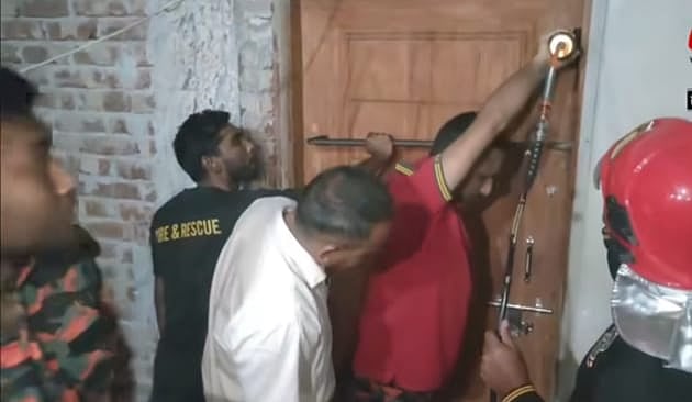 গভীর ঘুমে থাকা ছাত্রকে দরজা ভেঙে উদ্ধার করল ফায়ার সার্ভিস