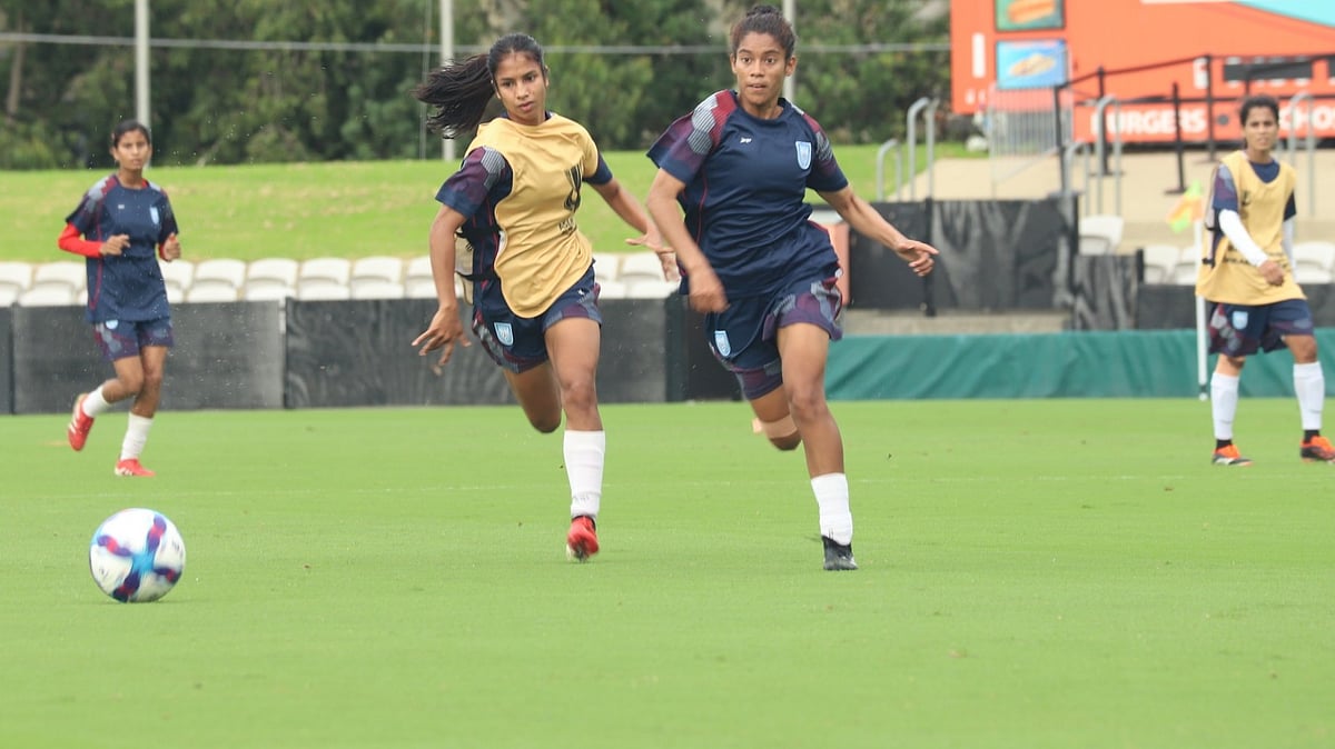 রুপনা নেই পোস্টের নিচে, চীনের বিপক্ষে বাটলারের একাদশে ৫ ডিফেন্ডার