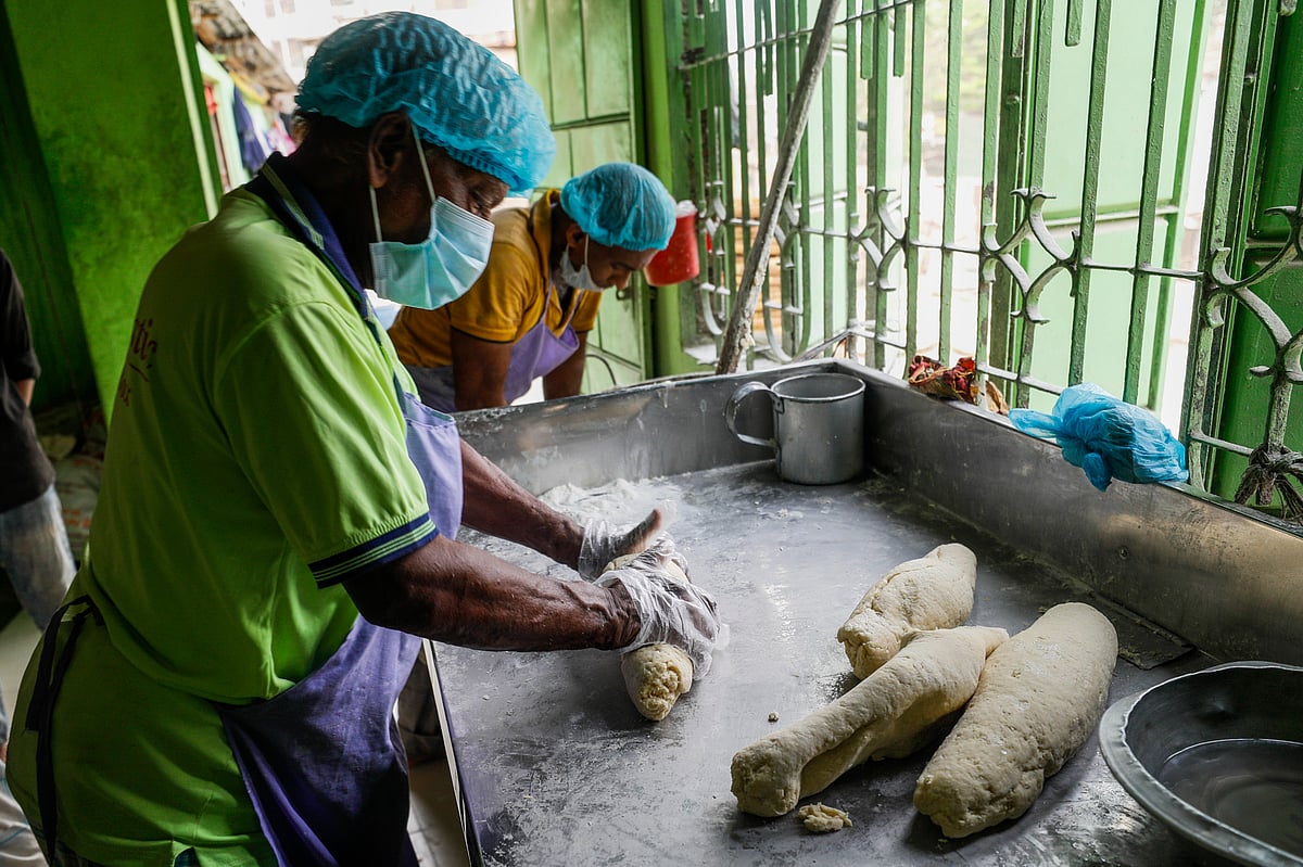 আটা মাখিয়ে রোল করা হচ্ছে 