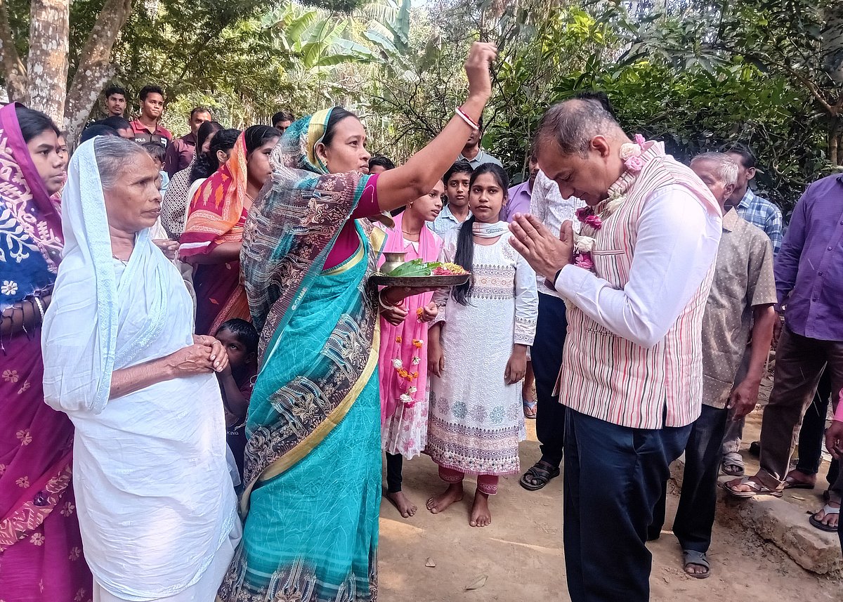‘৮০ বছরের একান্নবর্তী পরিবার’ দেখে মুগ্ধ হলেন সহকারী ভারতীয় হাইকমিশনার