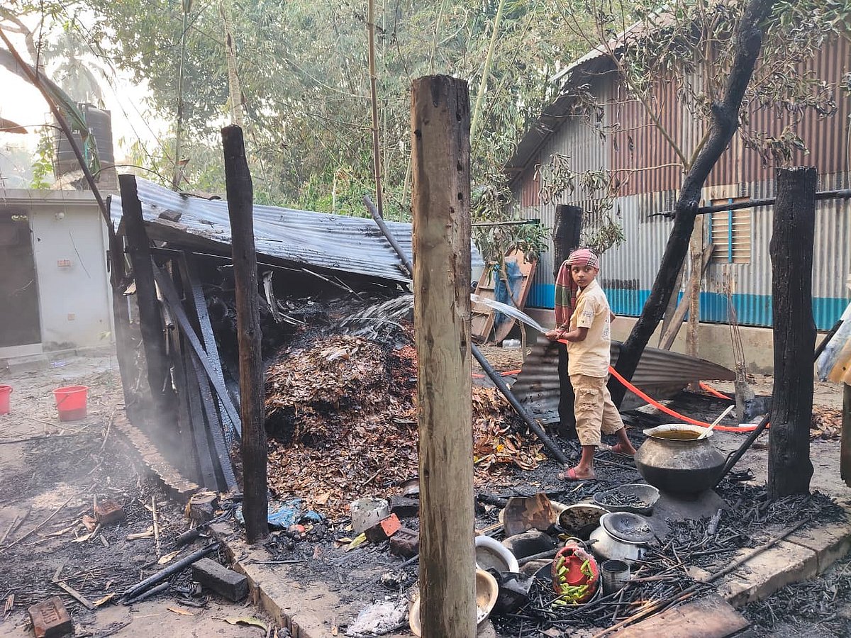 মাদারীপুরে বোমা বিস্ফোরণ ঘটিয়ে ইউপি সদস্যের বাড়িতে আগুন, লুটপাট, আহত ৮